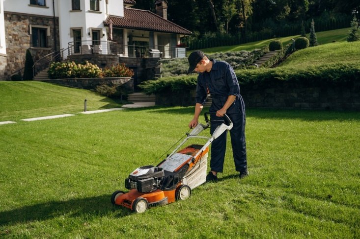 Jardinero realizando el mantenimiento del césped